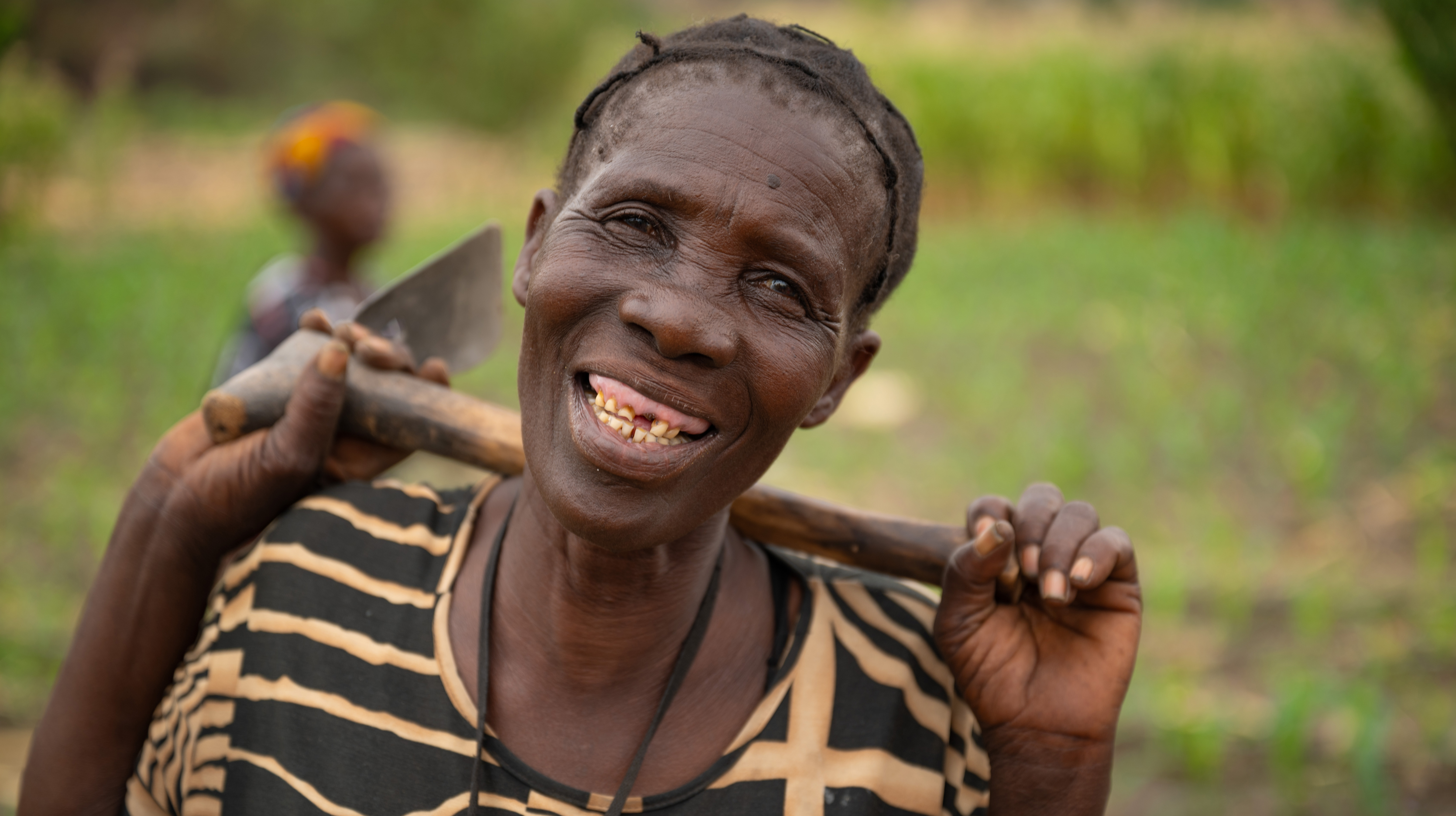 Catherine Mweemba (63) og de andre deltakerne er nå i stand til å dyrke mat selv om det er tørke. De har fått tilgang til vann og har lært å dyrke ved hjelp av dryppirrigasjon.