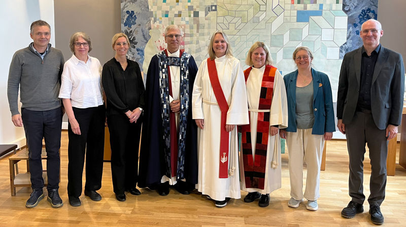 Den nyvigslede sykehusdiakonen omgitt av biskop, kolleger, slekt og venner. Fra venstre: Lars Petter Hoven, Birgit Øiestad Løvik, Marianne Eiternes, preses Olav Fykse Tveit, Ingvil Øiestad Løvik, Ingvild Knudsen Hammernes, Ane Kristin Koller Sundnes og Tarjei Løvik.