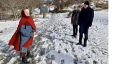 I tidsriktig antrekk kunne menighetspedagog Martine Moore Edvardsen fortelle om Lades spesielle historie til preses Olav Fykse Tveit (t.h) og tidligere sokneprest Jan Asbjørn Sagen. (Foto: Håkon Daniel Beyer Olaussen)