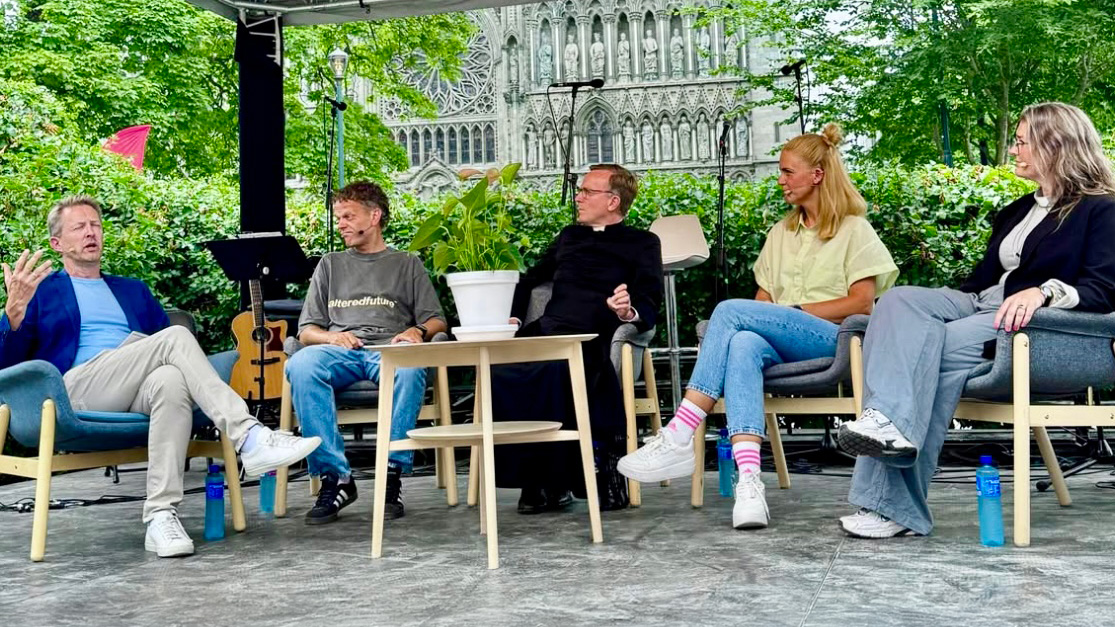 Innspilling av podkastepisode p&#229; scenen under Olavsfest. Fra venstre: Programleder Magne Vik Ravndal, Andreas Nordli, P&#229;l Bratbak, Silje Jortveit og Lena Rebekka Risnes.