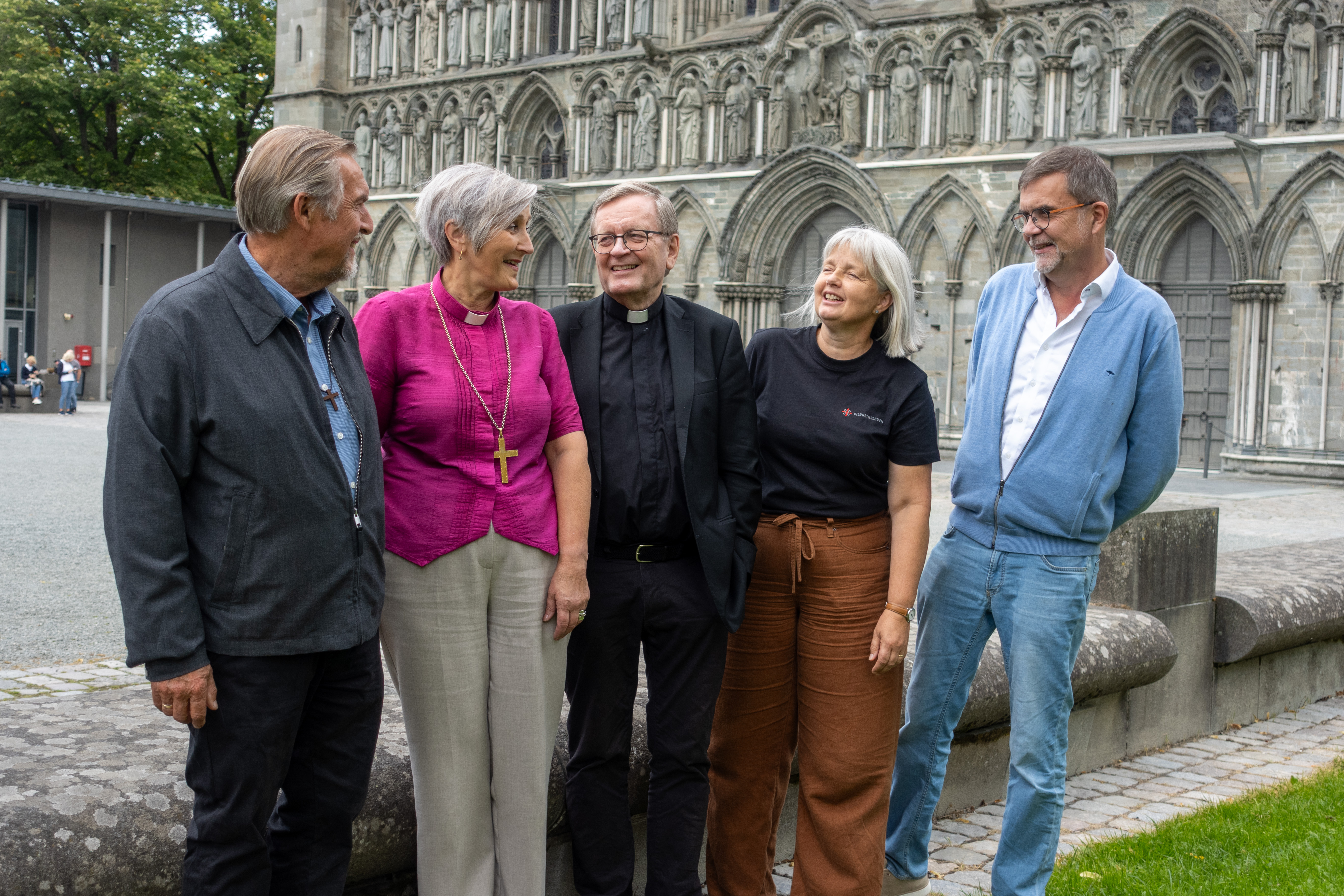 Sammen om b&#248;nn p&#229; Stiklestad. Fra venstre: Evangelist H&#229;kon Fagervik, biskop Herborg Finnset, monsignore Egil Mogstad, pilegrimsprest Ingrid Bolstad Kunzendorf og Idar Kj&#248;lsvik fra jubileumskomit&#233;en. Foto: Magne Vik Ravndal