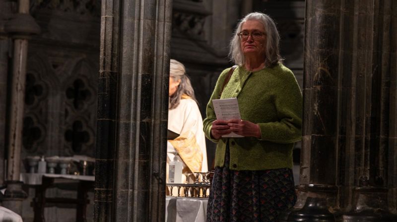 Mona Undisdatter leste diktet «Tunga mi krøller seg» i Nidarosdomen. (Foto: Heidi Olsen)