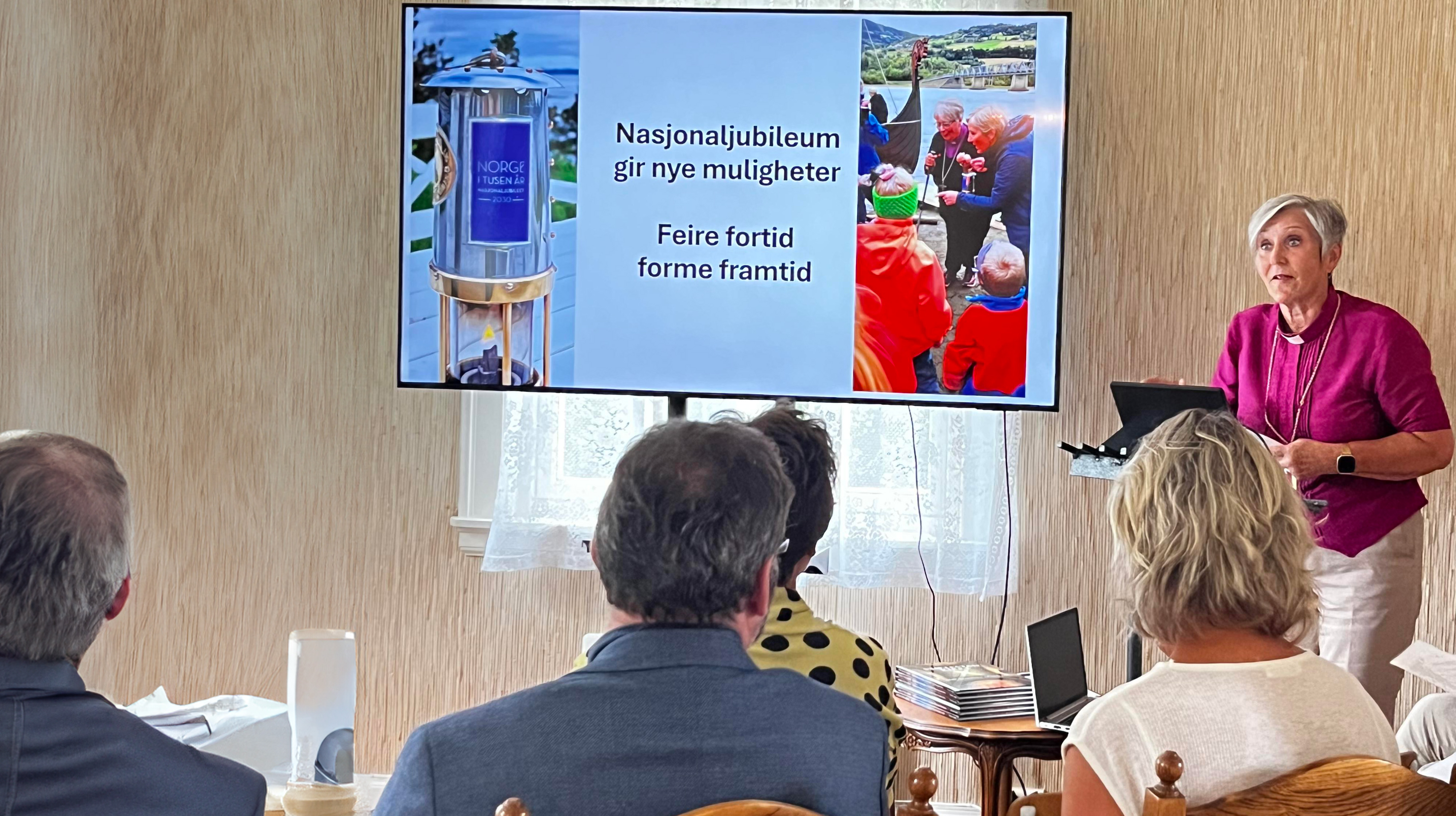 En engasjert biskop m&#248;tte representanter for myndigheter, kulturliv og kirke i Verdal presteg&#229;rd. (Foto: Gunn Frisk Mogseth Skrove)