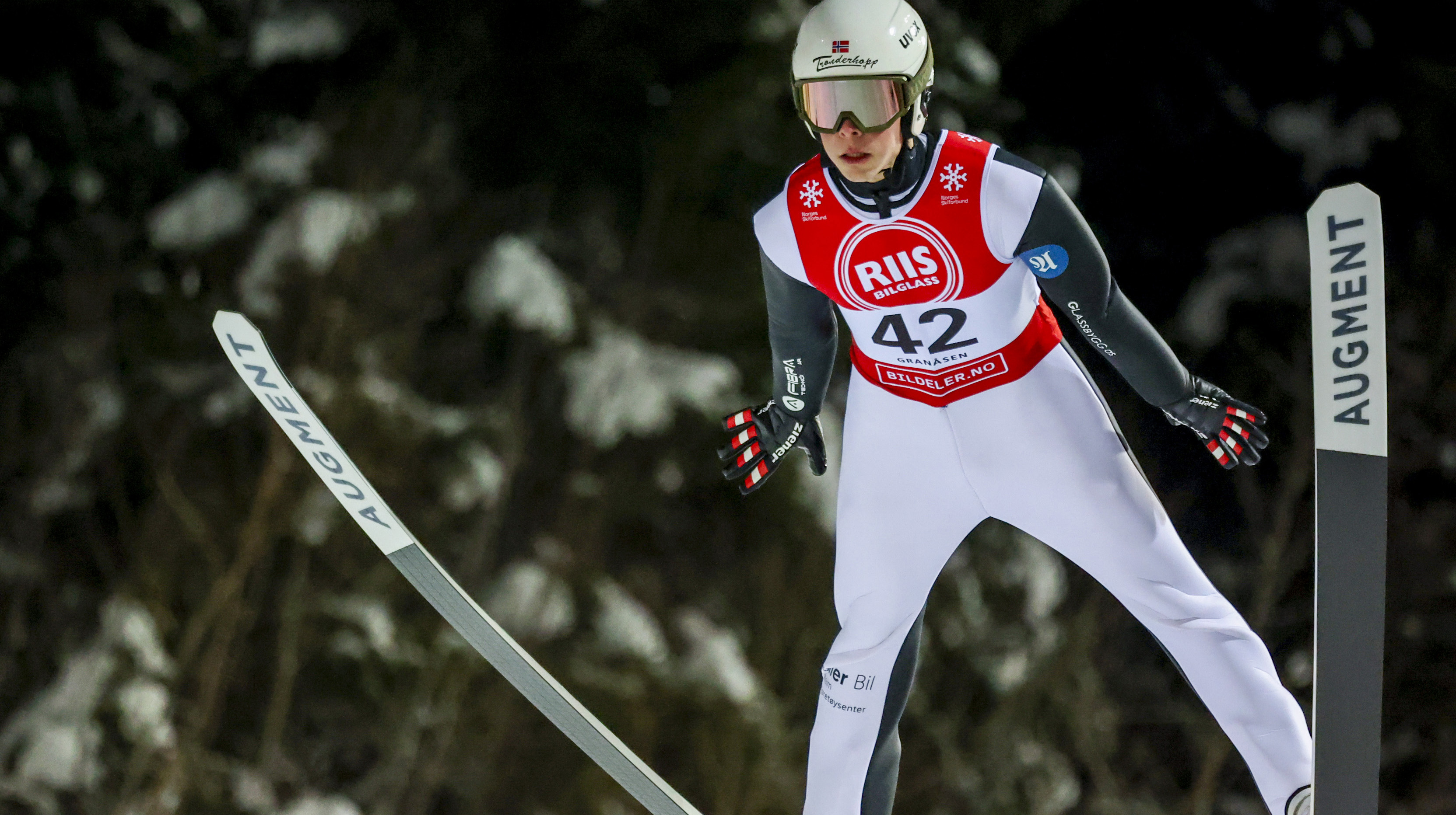Isak Andreas Langmo satser for fullt p&#229; hoppkarri&#233;ren. Trua hjemmefra harhan med seg i svevet. Bildet er tatt under NM i hopp, stor bakke, som arrangeres i Gran&#229;sen i Trondheim. Foto: Jan Langhaug / NTB