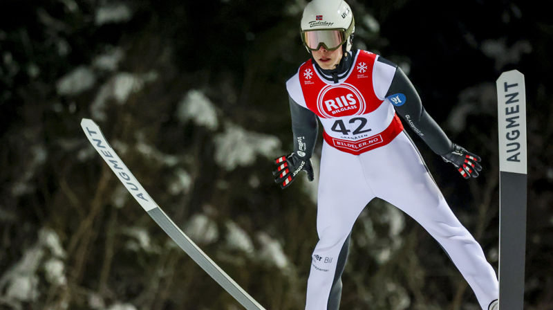 Isak Andreas Langmo satser for fullt på hoppkarriéren. Trua hjemmefra harhan med seg i svevet. Bildet er tatt under NM i hopp, stor bakke, som arrangeres i Granåsen i Trondheim. Foto: Jan Langhaug / NTB