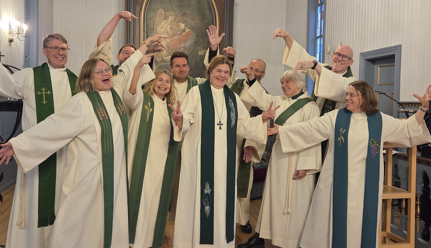 Prost Kristine Setran omkranset av prestene hun n&#229; skal lede i Stj&#248;rdal prosti. 