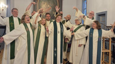 Prost Kristine Setran omkranset av prestene hun nå skal lede i Stjørdal prosti.