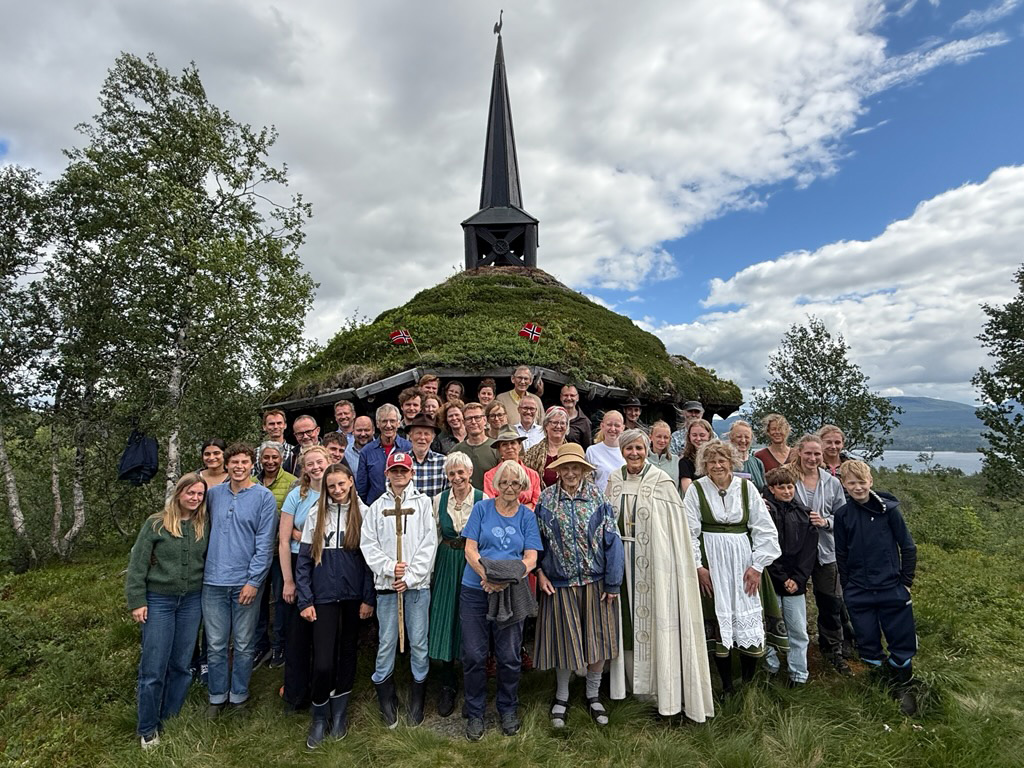 Biskop Herborg Finnset og hele menigheten under &#229;rets sommergudstjeneste i Kristi Krybbe i R&#248;yrvik.