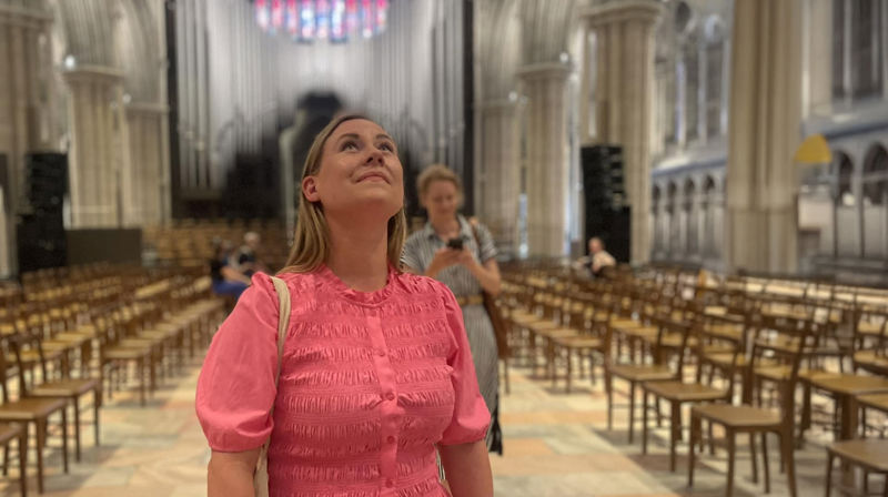 I samtalen på Olavsfest, kom det fram at statsråd Lene Vågslid ikke hadde vært inne i Nidarosdomen. Da ble hun spontaninvitert av lederne for menigheten og Nidaros domkirkes restaureringsarbeider. (Foto: Karina Lein)