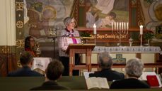 Biskopen hilser menigheten i Storfosna kirke mandag denne uken.