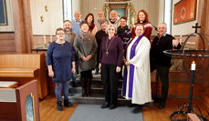 Biskopens møte med de ansatte i soknene er en viktig del av bispevisitasen, og kommer som regel tidlig i programmet. Her er biskop Herborg i Følling kirke sammen med staber i Stod, Kvam, Følling, Henning, Ogndal og Mære.