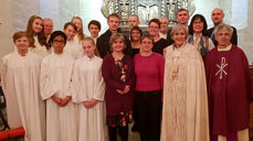 Medvirkende under innvielsesgudstjensten i Ranem kirke. Foran til høyre biskop Herborg Finnset og sokneprest Anders Hammer. 