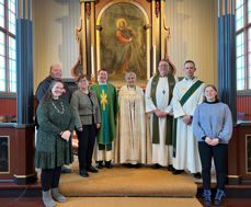 Kirkeverge Marte Nervik Nergård, kirketjener Jan Engel Brødreskift, klokker Ingeborg Nordlund, sokneprest Lene Gåsvatn, biskop Herborg Finnset, prost Dagfinn Thomassen, kantor Bjørn Vevang, trompetist Ingri Grov.