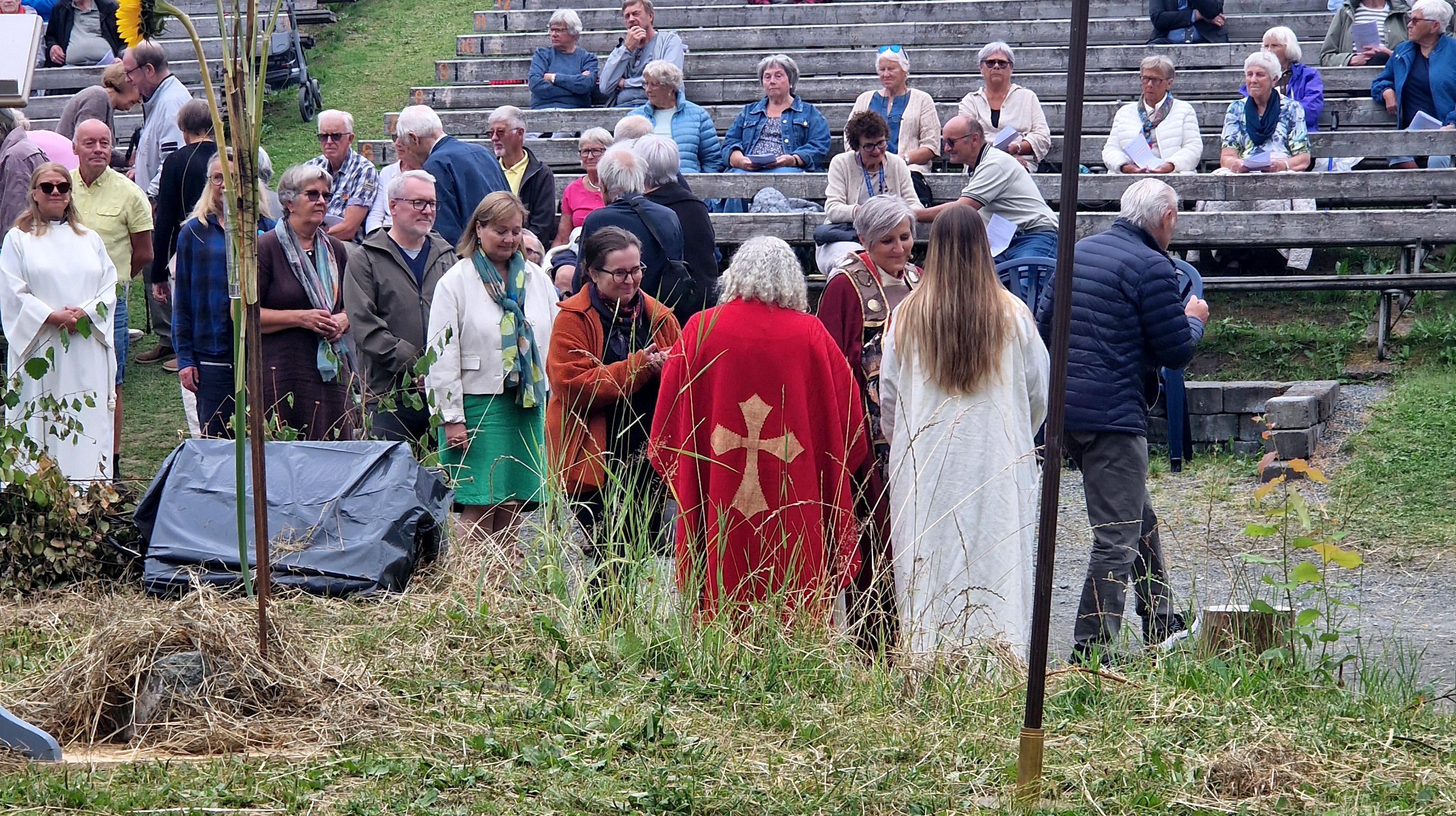 Biskop Herborg mottar nattverd under olsokdagens h&#248;ymesse i Spelamfiet p&#229; Stiklestad (Foto: B&#248;rge Lund)