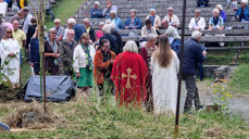 Biskop Herborg mottar nattverd under olsokdagens høymesse i Spelamfiet på Stiklestad (Foto: Børge Lund)