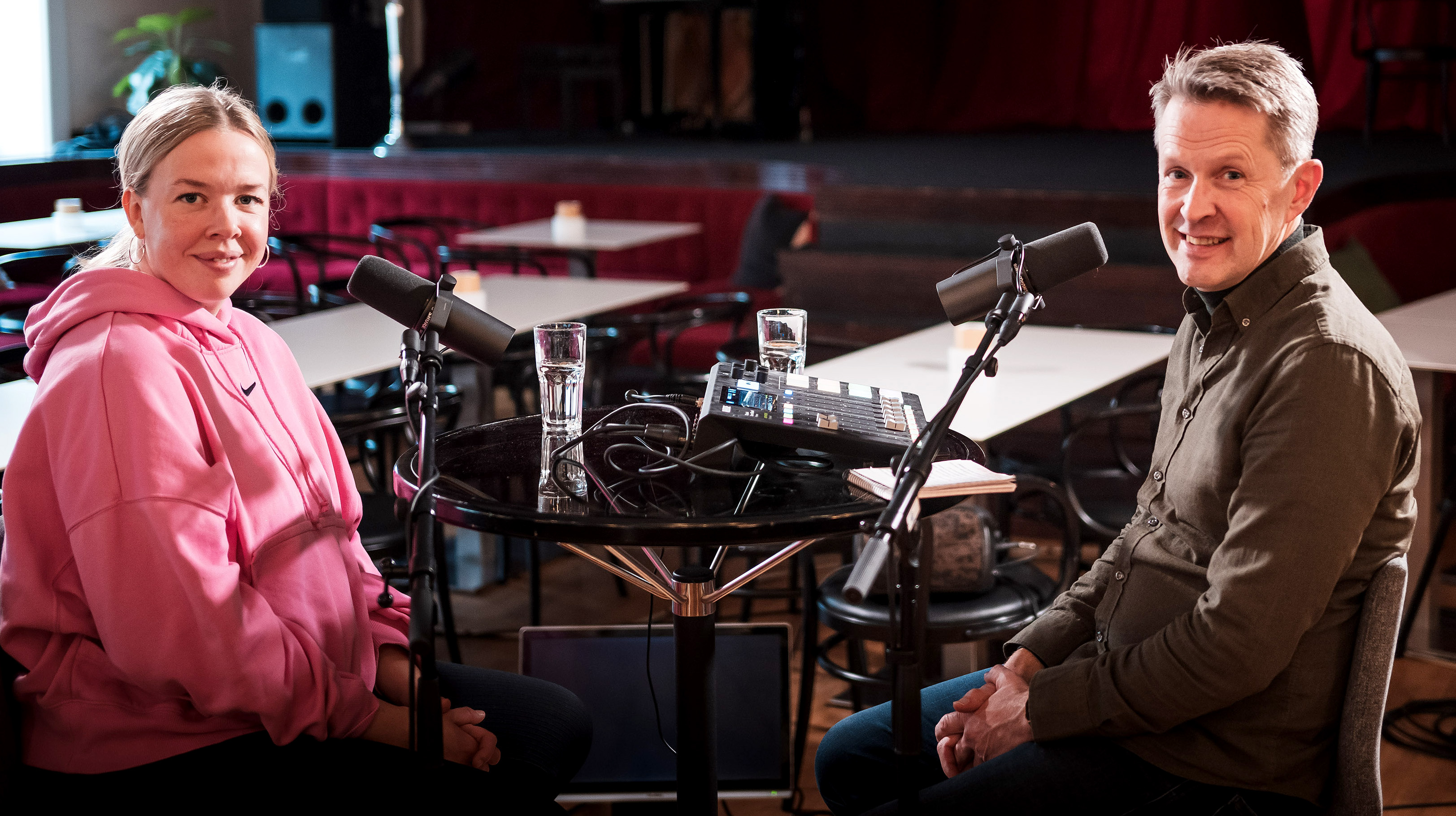 Skuespiller Ragne Grande i podkastsamtale med «På trua laus»-programleder Magne Vik Ravndal (foto: Vegard Eggen, Trøndelag teater)