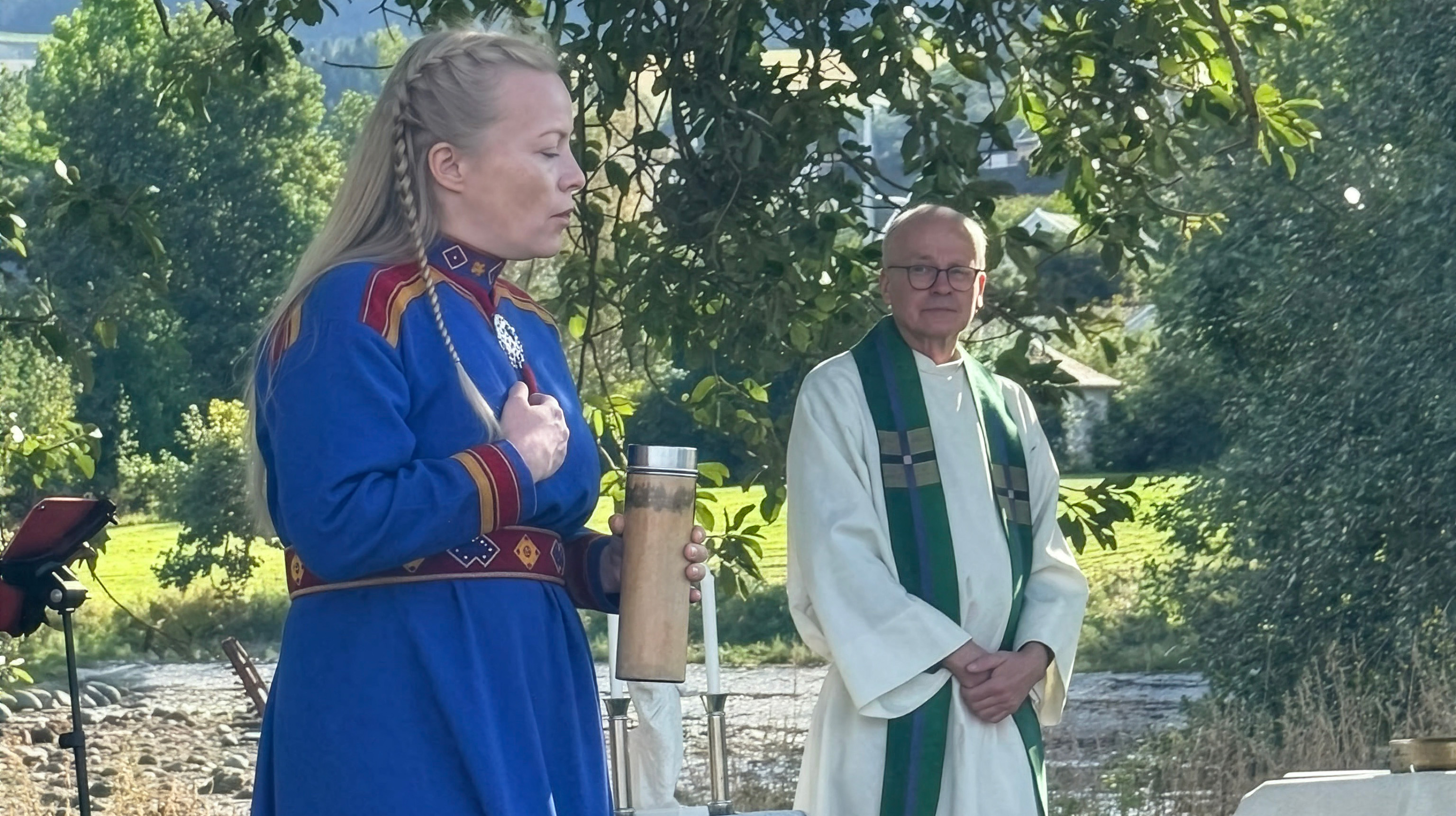 Stine-Marie Karlsen joiket under Skaperverkets dag i Ranheim og Charlottenlund menighet. Her sammen med sokneprest Skule Bjørnstad som ledet gudstjenesten.