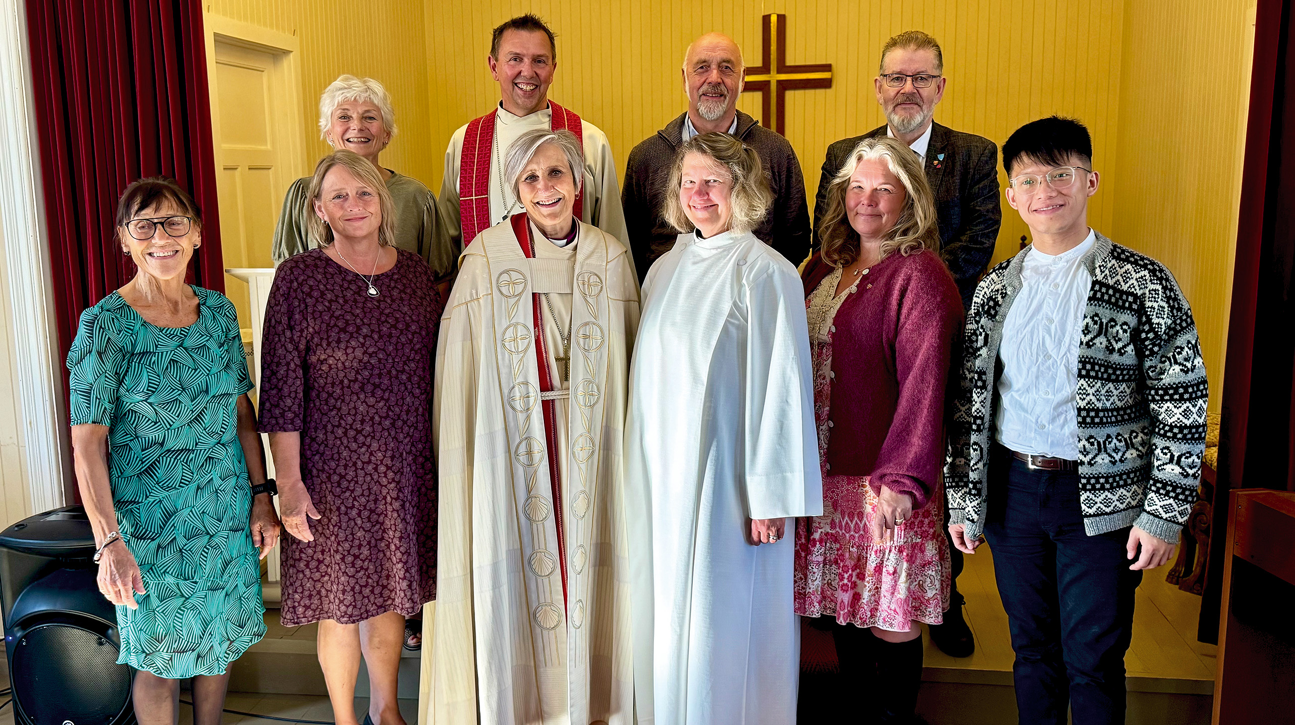 Bidragsyterne under jubileumsgudstjenesten. Foran fra venstre: Ann-Inger Teistholmen,&#160;Tove Solem Halsen, biskop Herborg Finnset, vikarprest Andrea Walters, Hege Susann Strand-Albertsen og organist Yulin Lu. Bak fra venstre: Ragnhild Riseth, prost Steinar Leirvik, Jorleif Harsvik og Kristian Momyr (Foto: S&#248;lvi Murvold)