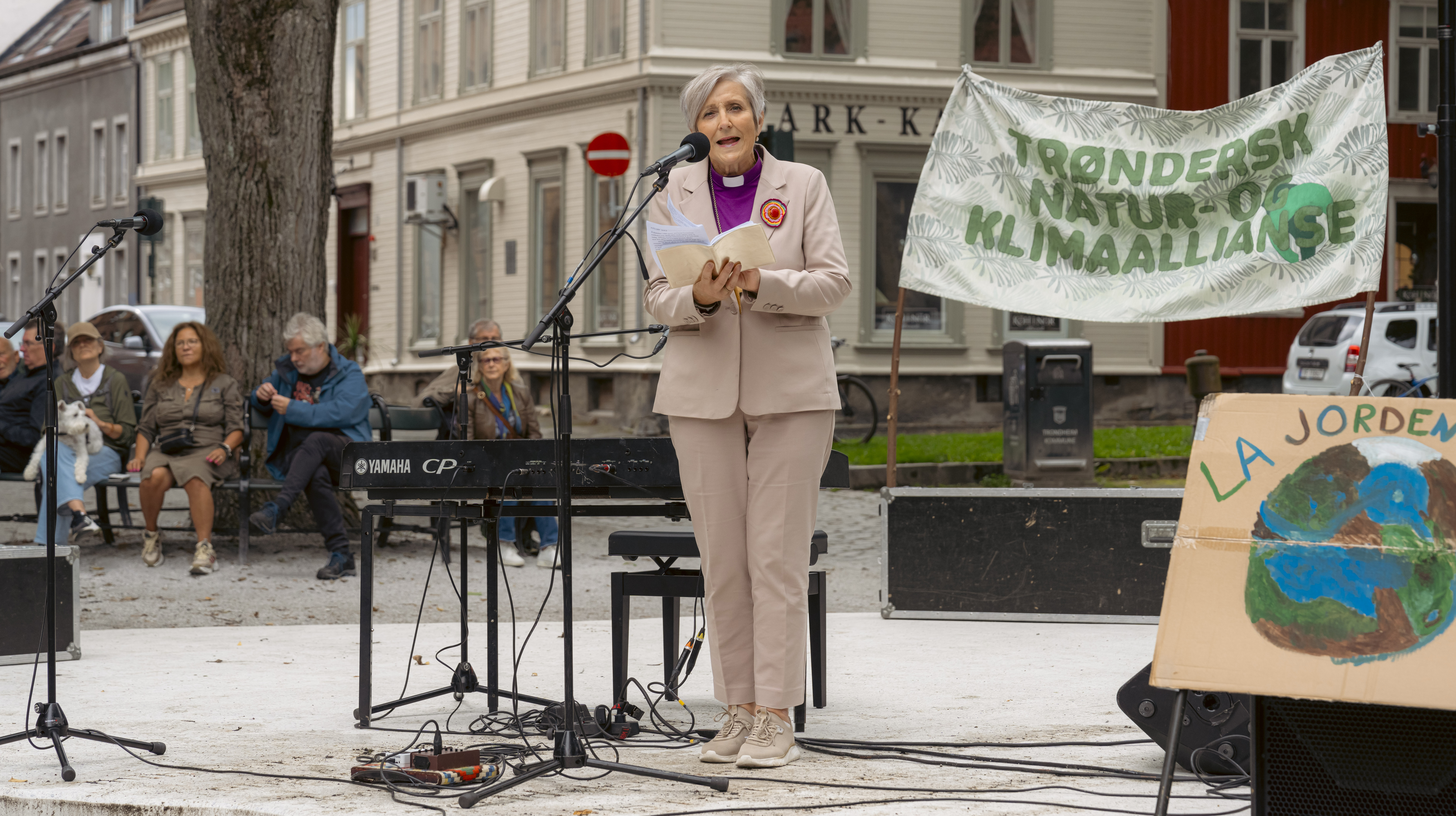 Biskop Herborg Finnset holdt appell under klimaaksjonen &#171;St&#229; opp&#187; l&#248;rdag 30. august. (Foto: Johanne &#216;stb&#248;)