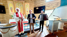Muntert øyeblikk i jubileumsgudstjenesten for Stoksund kirke, da sokneprest Kristian Kjenes understreket at det mystiske kirkeskipet blir i Stoksund. Representantene for kirken hvor skipet egentlig hang, Øyvind Arnesen (i midten) og Thomas Weisser (t.h) kvitterte med å synge klassikeren «Eg hadde ein gong en båt»..... (Foto: Sølvi Murvold)