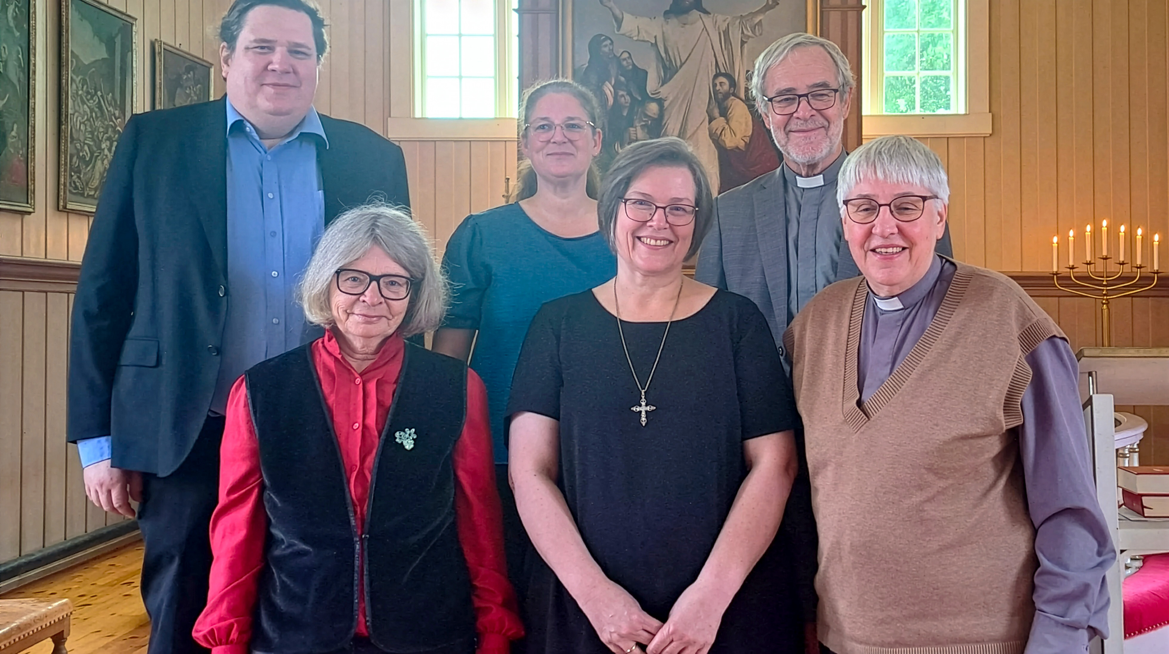 Tove Lillian Skjønsberg ble innsatt som prest i Leka kirke søndag 7. september. Her er hun (i midten, med korssmykke), sammen med medvirkende på gudstjenesten. Bak fra venstre: Organist Fredrik Skreddernes, kirketjener Mona Reppen og prost i Namdal Gustav Danielsen. Foran fra venstre: Menighetsarbeider Ann Kristin Johansen, Tove Lillian og vikarprest Brit Karin Theimann