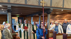 Biskopens vandringen og visitas gjennom Oppdal og Lønset endte i den avsluttende gudstjenesten i Oppdal kirke. Biskop Herborg Finnset (bak til høyre) gikk inn i den fullsatte kirken sammen med Prost Øystein Flø (bak til venstre), sokneprestene Øyvind Vognild og Kristine Berg og kirkeverge Aina Volden (forrest med prosesjonskorset). (Alle foto: Aud Kristin Saltvik Aasen)
