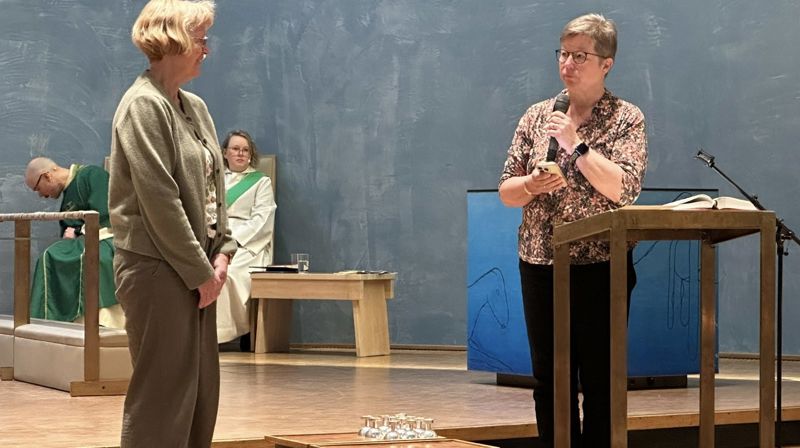 Lisbeth Sollumm med Stiftsdirektør ved Nord-Hålogaland bispedømme, Anne Skoglund. Foto: Arne Dahler.