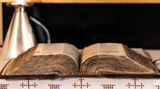 Fredrik den IIs bibel fra 1589 ble reddet da Kjøllefjord kirken ble brent ned under 2. verdens krig, ligger i dag på alteret, 75 år etter gjenreisingen. Foto: Astrid Helene Thue Hanssen.