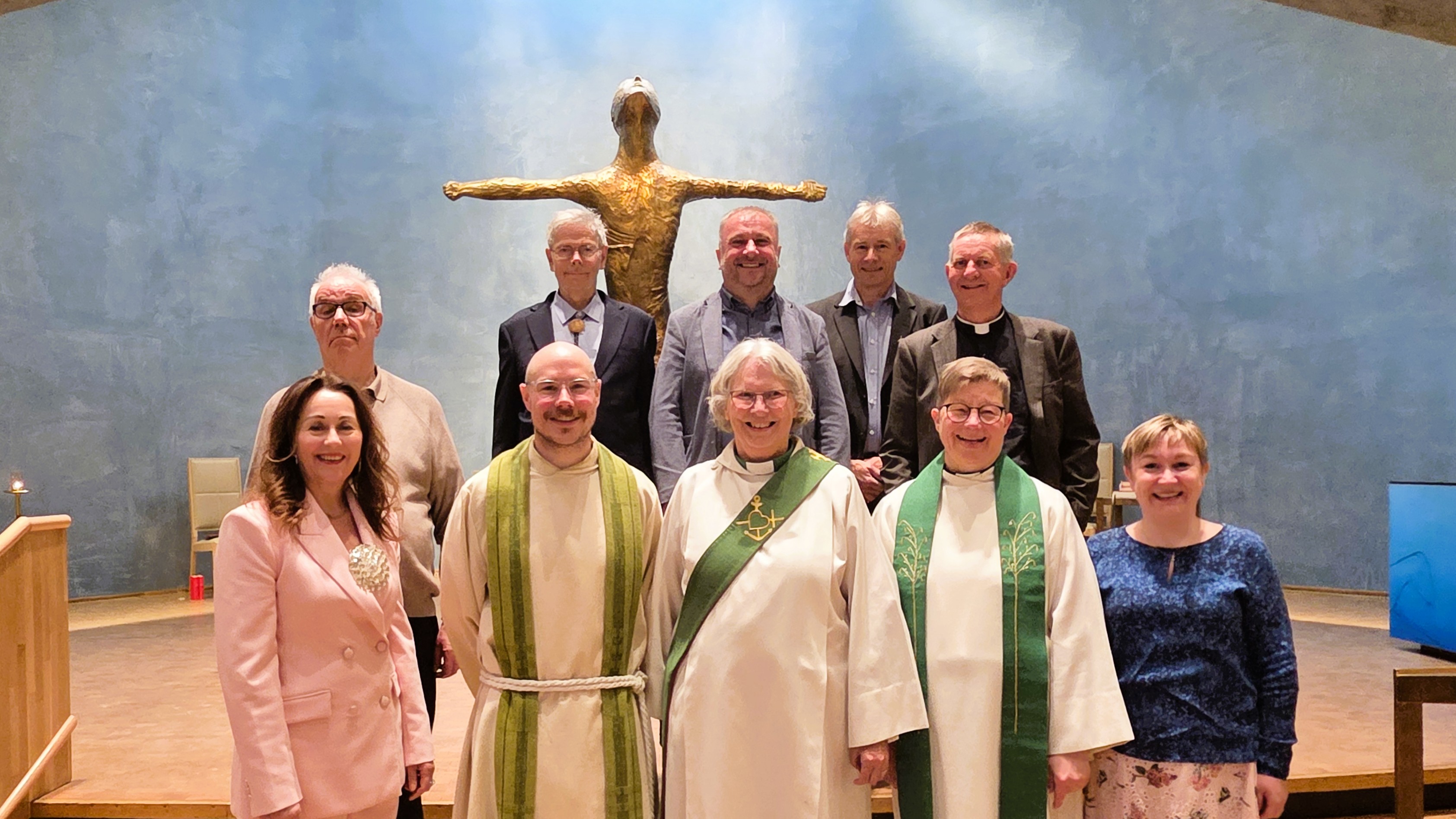 Oddhild sammen  med sokneprest Daniel Brändle, Stiftsdirektør Anne Skoglund og øvrige medvirkende på avskjedsgudstjenesten. Foto: Silje Johnsen/Den Norske kirke