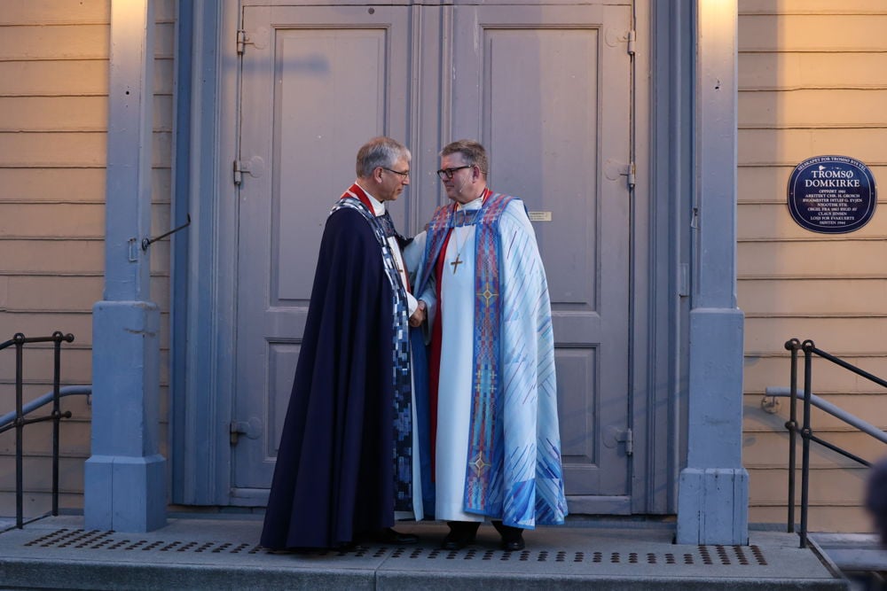 Preses Olav Fykse Tveit og biskop Stig Lægdene.  Bispevigsling 7.12.2025. Foto Anders Emil Kaldhol/Den norske kirke