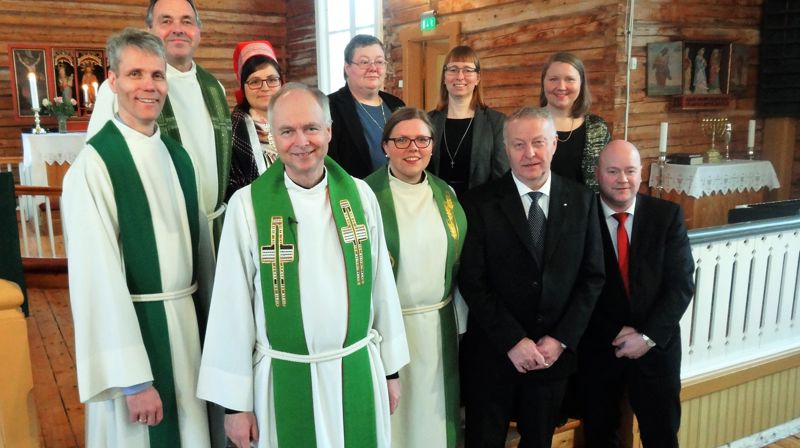 Første rekke, fra venstre: Sokneprest i Kvaløy Gaute Norbye, fung. domprost Kjell Y. Riise, sokneprest i Hillesøy Marianne Støylen Skauge, menighetsrådsleder John Olav Hansen og kirketjener Halgeir Hansen. Bakre rekke, fra venstre: Sokneprest i Sandnessund Dag Sæther, tekstleser Risten Turi Aleksandersen, kirketjener Ann-Sissel Olsen, kateket Helle Beate Langhaug og kantor Annemari Pelli.