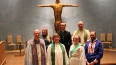 De medvirkende ved gudstjenesten: foran f.v. Biskop Olav Øygard, Stiftsdirektør/tidl prost Anne Skoglund, diakon Magnhild N. Andersen, kirketjener Klemet A. Gaup. Bak f.v. kirketjener Linda Noble, kantor Knut N. Stavseth og fung. Prost Daniel Brändle.