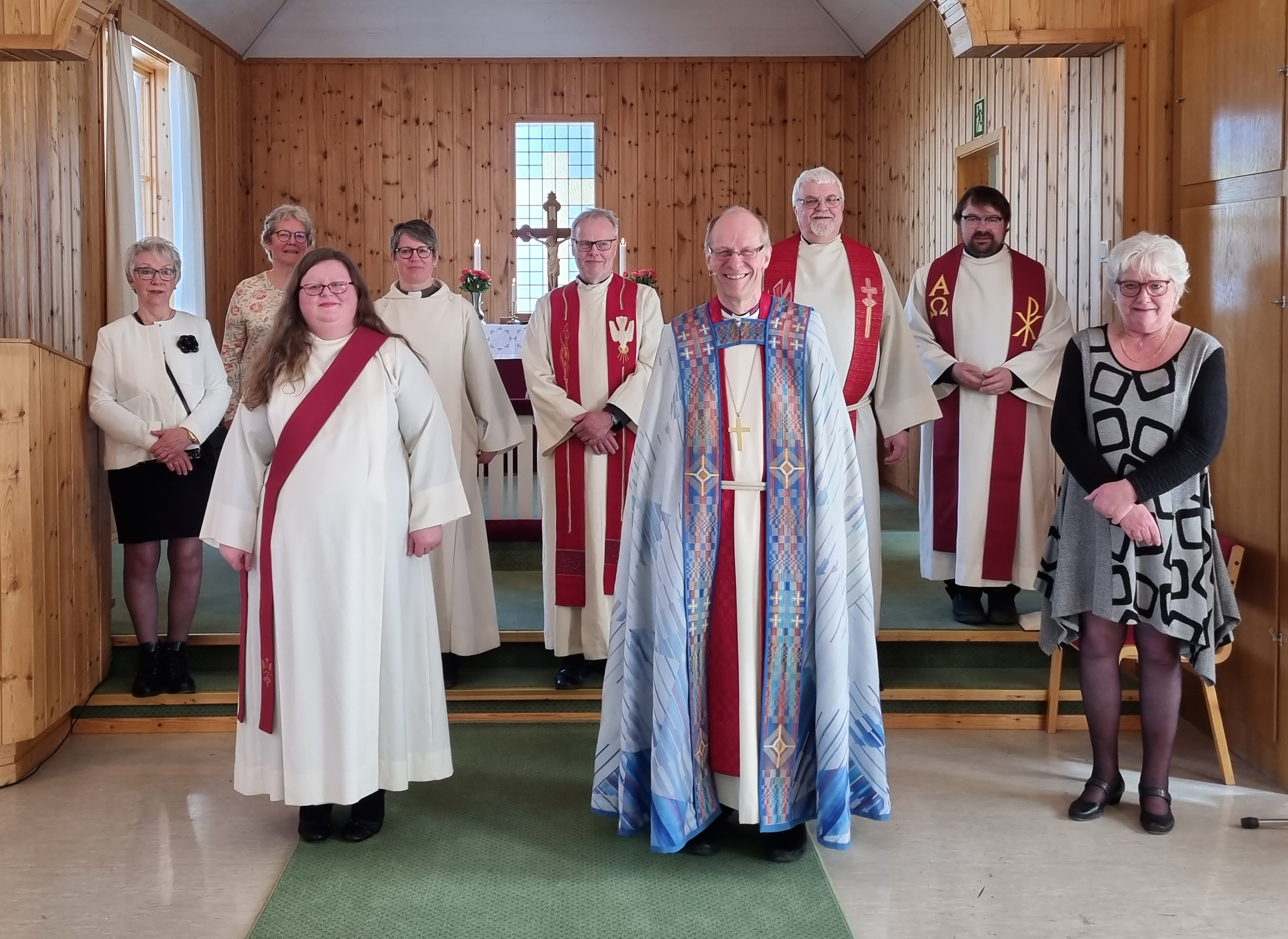 Foran fra venstre: Kateket Arnhild Espejord Jenssen, biskop Olav Øygard og menighetsrådsleder i Dyrøy Anne Larsen. Bak fra venstre: menighetsrådsleder i Øverbygd May Britt Odden, menighetsrådnestleder i Dyrøy Astrid Østrem Skoglund, menighetspedagog i Bardu Anne Marit Norbakken Prestø, sokneprest i Sørreisa Jan Ole Berntsen, prost i Senja Sigurd Skollevoll og sokneprest i Målselv Thor-Arne Ervik. Foto: Trygve Skipenes Østrem