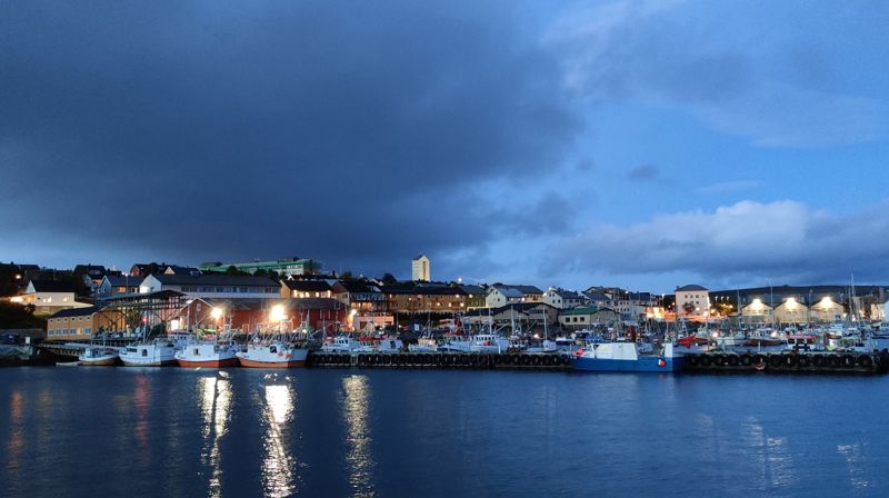 Vadsø en vakker høstkveld. Soknepreststillingen i den monumentale kirken i den trivlige byen kan nå bli din.