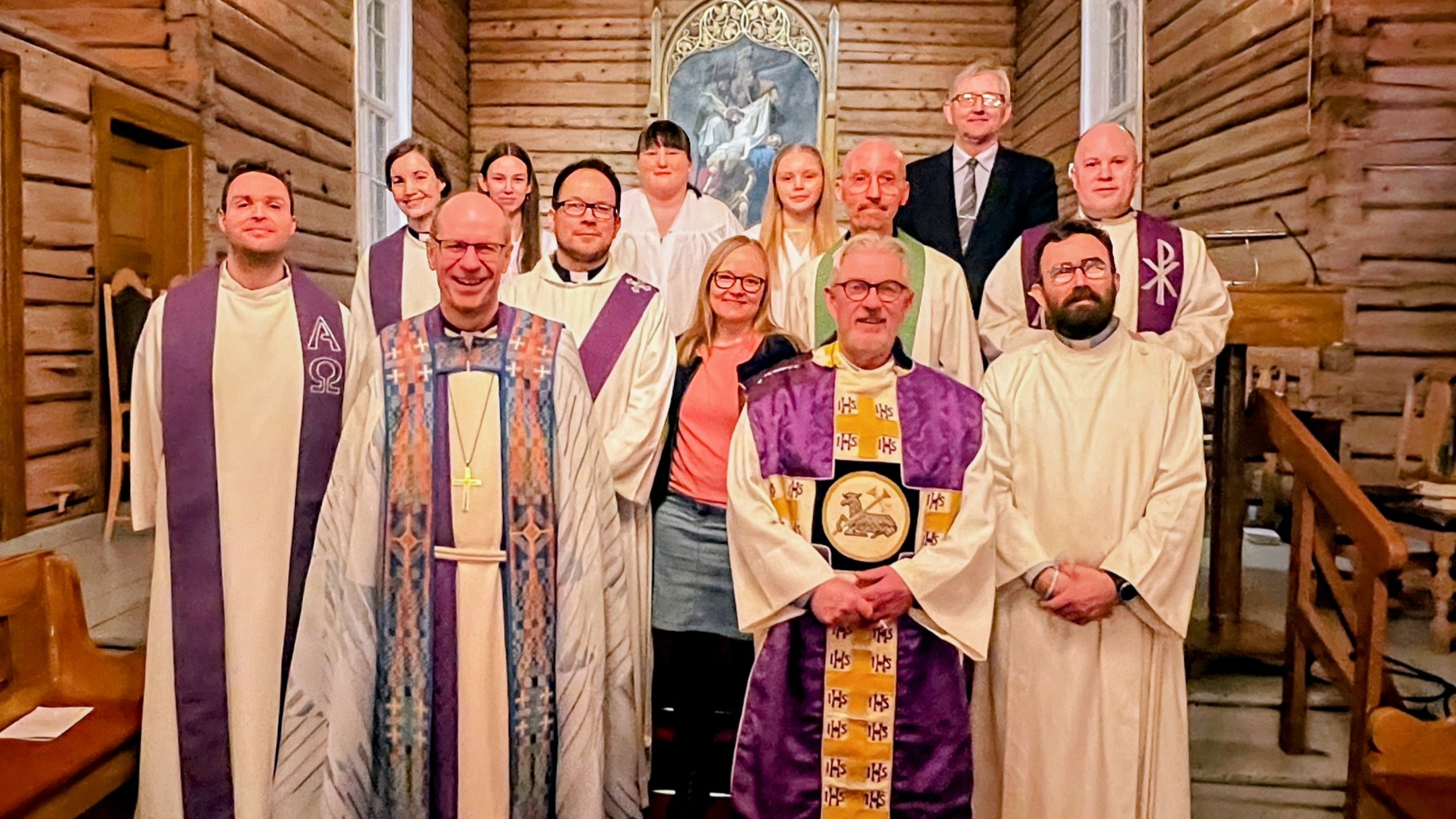 Bildet: Foran: Biskop Olav &#216;ygard, prost Svenn A. Nielsen og prest under utdanning i Storfjord Gunnar Folden Grundetjern. 2. rekke f.v.: Prostiprest Jens Schj&#248;th Jovik, kantor Peter Vang, solist Karete Samuelsen, sokneprest i Lyngen Anssi Elenius og sokneprest i Skjerv&#248;y og fungerende prost Einar Tesdal. Bakerst f. v.: Sokneprest i Nordreisa Julie Schj&#248;th Jovik, konfirmantene Marie Benonisen, Sofie Helena Gauperaa, Mary Carolina Lund og kirketjener Kai Olsen.