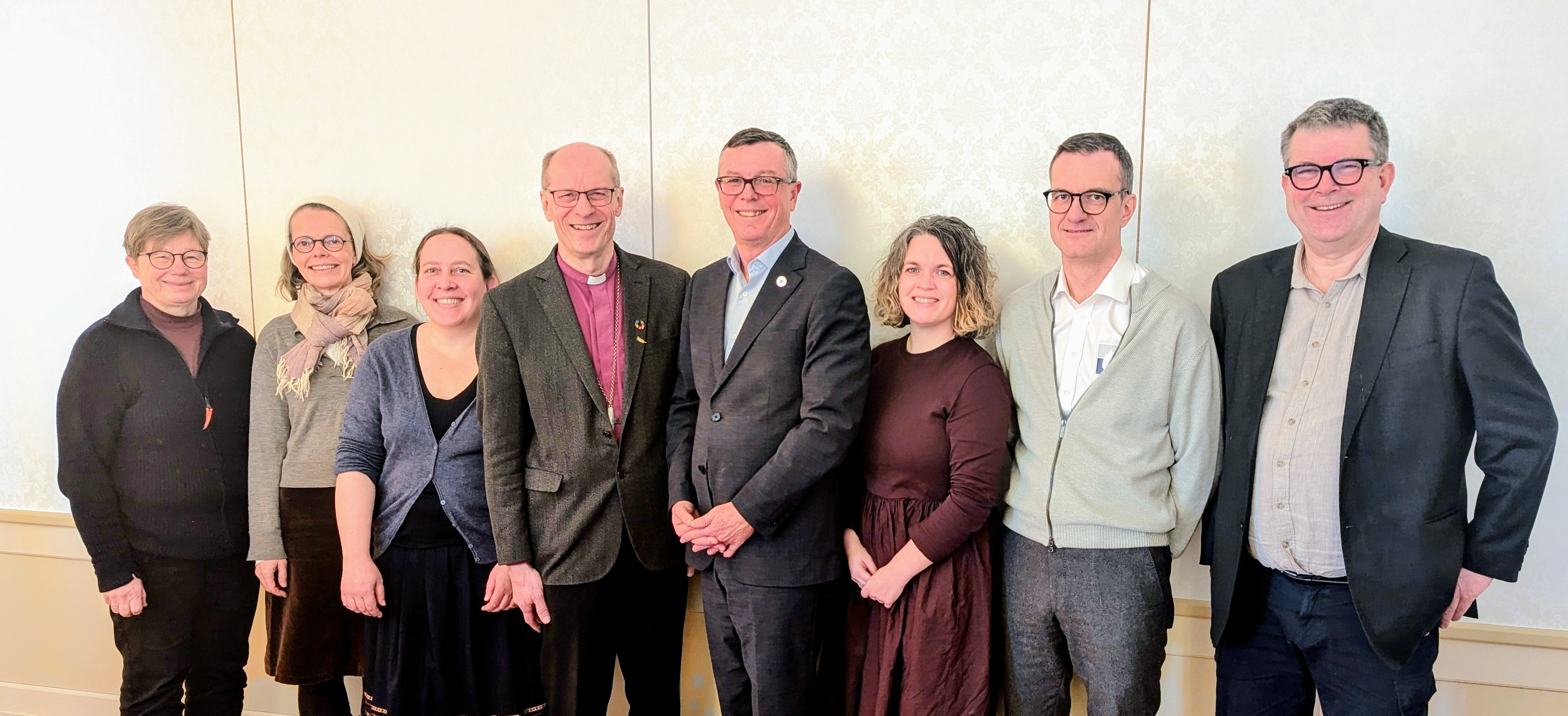 Fra venstre: Stiftsdirektør Anne Skoglund, studentprest Gunhild Svalastag, studentprest Franziska Förster, biskop Olav Øygard, UiT rektor Dag Rune Olsen, prorektor for utdanning: Kathrine Tveiterås, administrasjonsdirektør Jørgen Fossland, og domprost Stig Lægdene. Foto: Nord-Hålogaland bispedømme.