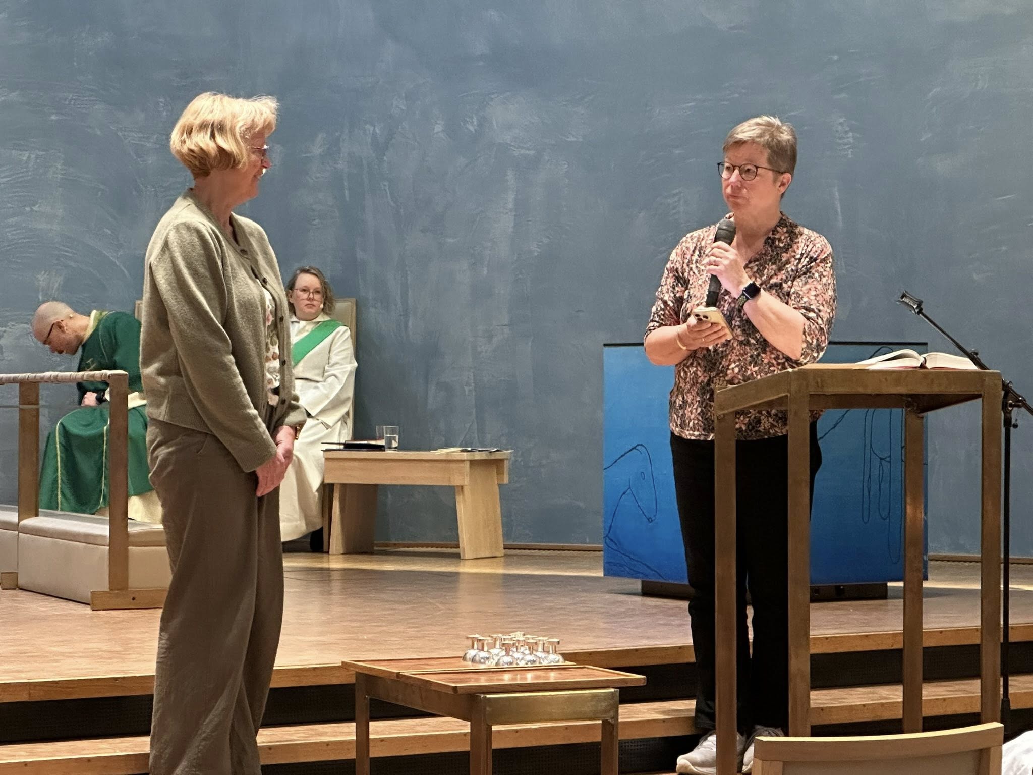 Lisbeth Sollumm med Stiftsdirektør ved Nord-Hålogaland bispedømme, Anne Skoglund. Foto: Arne Dahler.