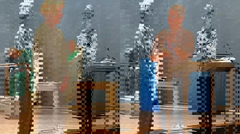 Lisbeth Sollumm med Stiftsdirektør ved Nord-Hålogaland bispedømme, Anne Skoglund. Foto: Arne Dahler.