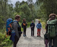 Trosopplærer Ellen Kristoffersen på tur med barna fra Tromsøysund menighet. Foto: Rodmire Taylor-Smith Larsen