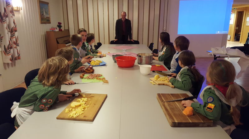 Biskopen på besøk hos speidergruppa. Suppe blir forbredt.