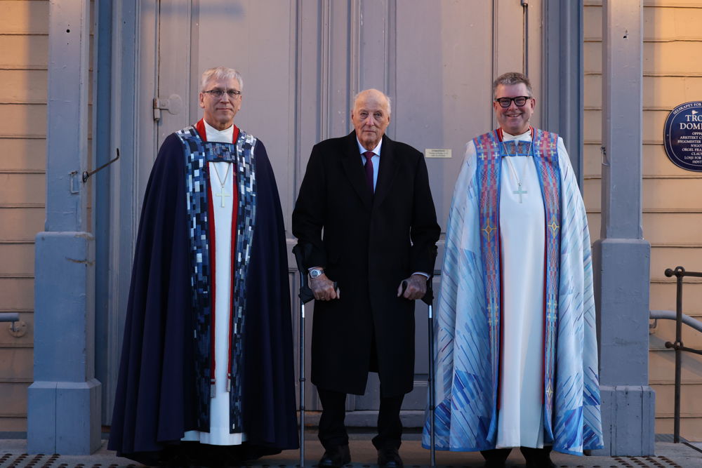 Preses, HM Kongen og Biskop Stig utenfor Tromsø domkirke