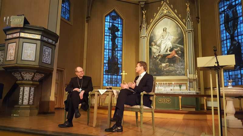 Advokat og tidligere ordf&#248;rer Jens Johan Hjort var respondent p&#229; biskopens &#229;rstale. Her i samtale med biskopen.