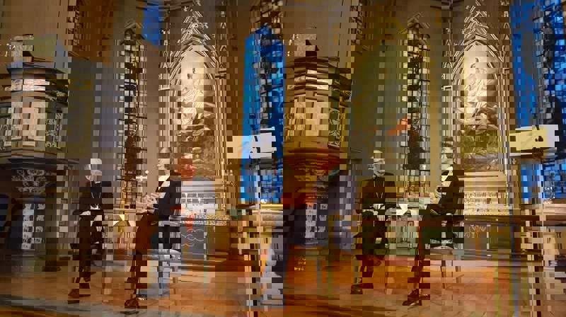 Advokat og tidligere ordfører Jens Johan Hjort var respondent på biskopens årstale. Her i samtale med biskopen.