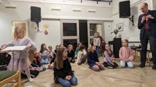 Biskop Olav Øygard med Grønnåsen barnekor på Mortensnes omsorgssenter. Foto: Rodmire Larsen