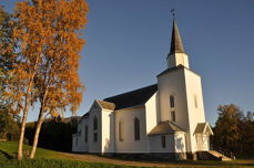 Dyrøy kirke. Foto: Lise Løvland, Wikimedia Commons, CC BY-SA 3.0