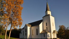 Dyrøy kirke. Foto: Lise Løvland, Wikimedia Commons, CC BY-SA 3.0