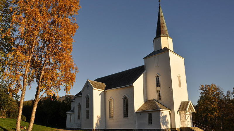 Dyrøy kirke. Foto: Lise Løvland, Wikimedia Commons, CC BY-SA 3.0
