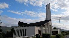 Ringvassøy kirke på Hansnes. Dette er hovedkirken for soknepresten i Karlsøy