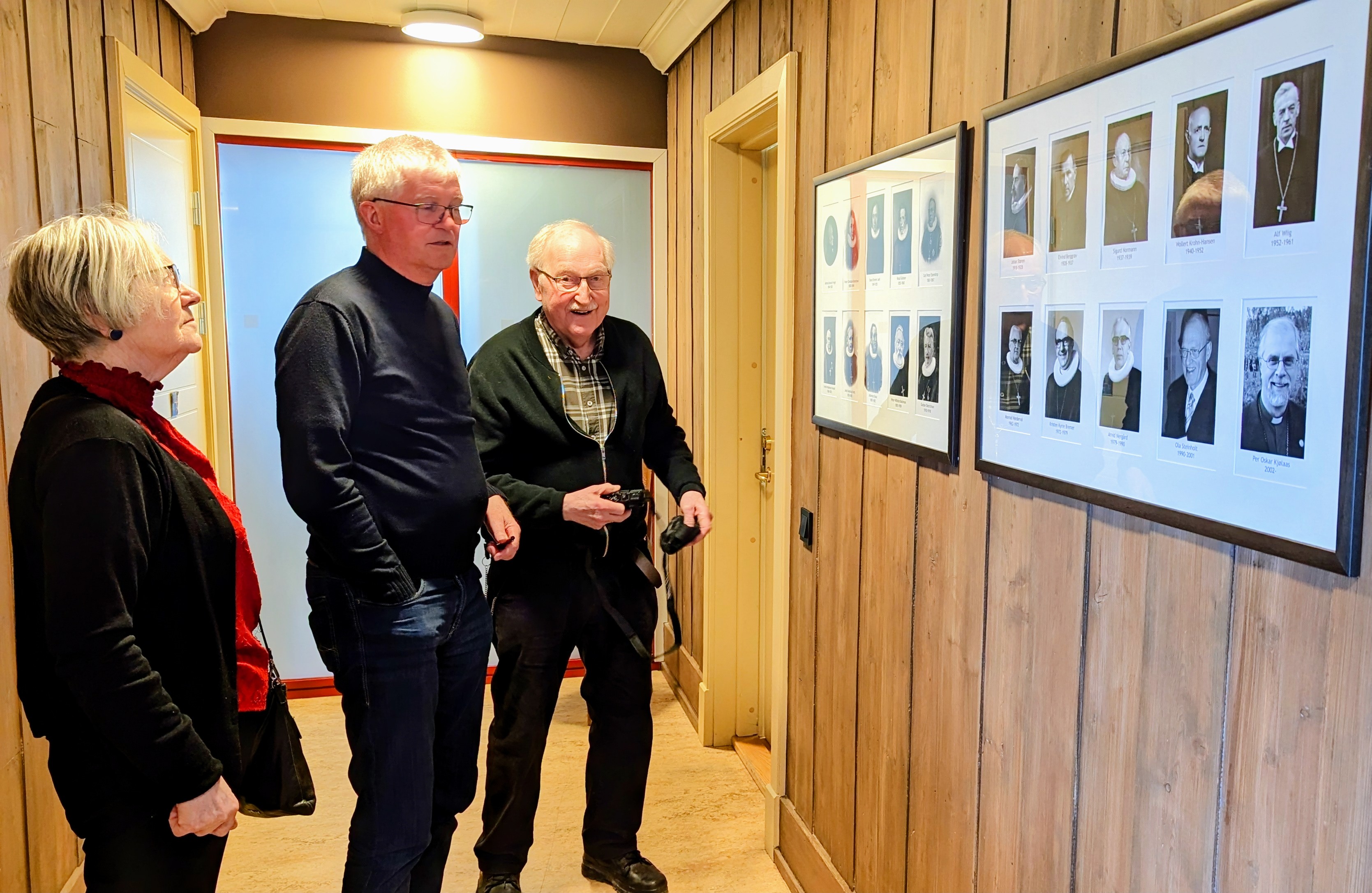 Helge Gaard, Gunvor Kongsvik og Øystein Skille på omvisning i bispegården. Foto: Rodmire Larsen