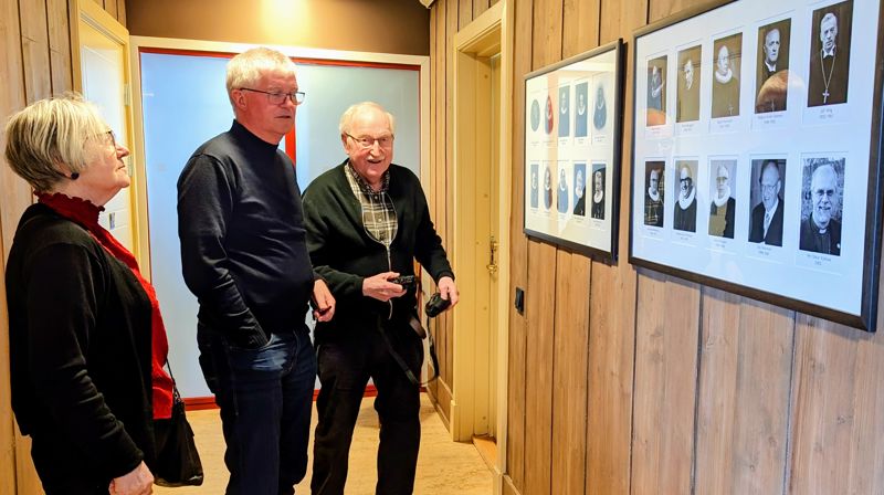 Helge Gaard, Gunvor Kongsvik og Øystein Skille på omvisning i bispegården. Foto: Rodmire Larsen
